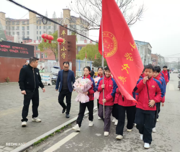 庙头镇平章小学开展慰问民警主题活动