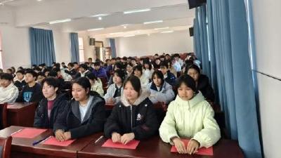 中洲中学初三年级举行中考百日誓师大会
