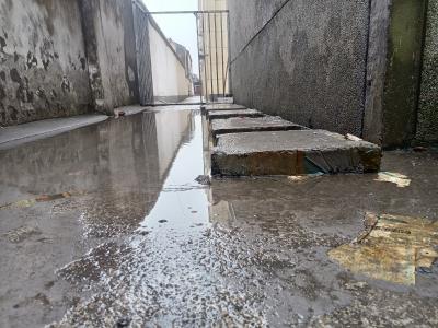 雨天不再练“金鸡独立”，六块预制板铺出暖心路