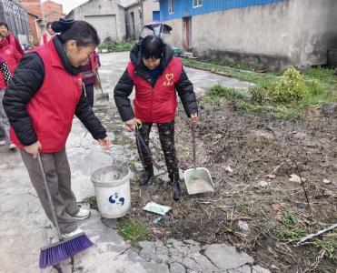 汈东街道洪淌村志愿者开展环境清洁行动