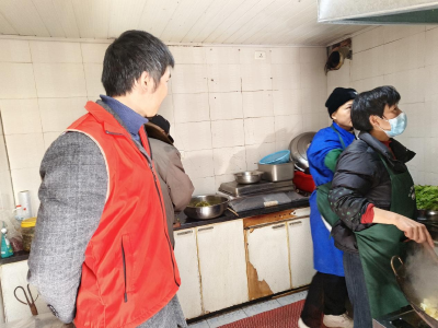 六合垸社区爱心送餐 用温情守护高龄老人