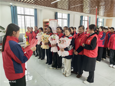 “谢谢您！”平章小学师生为社区志愿者送上鲜花与敬意
