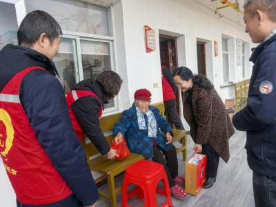 学雷锋践初心 志愿服务夕阳红