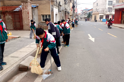 分水小学：践行雷锋精神，清扫街道靓丽家乡