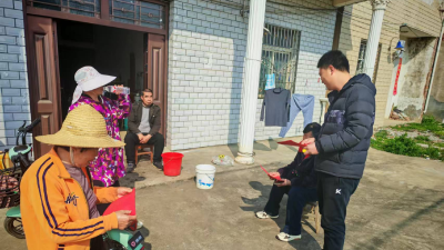 中洲农场扎实开展禁种铲毒“敲门行动”