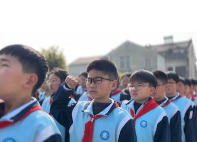 脉旺镇开展“童心缅英烈 银发传初心”清明祭扫活动