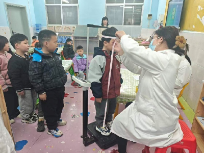 华严农场中心幼儿园开展健康体检与眼视力筛查