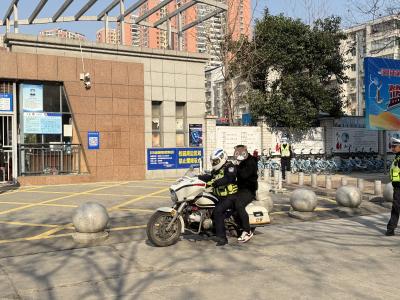 公务员联考暖心一幕：交警紧急护航 为赶考考生“争分夺秒”