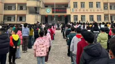 杨林小学学雷锋系列活动纪实