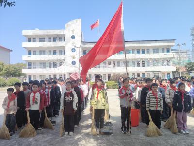 回龙中心小学：志愿扫街践初心 雷锋精神伴成长