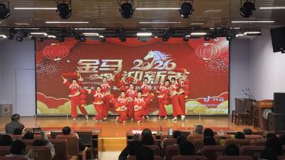 荷风润校担使命 莲品笃行开新局——官备塘中学召开2026年新学期第一次全体教师大会