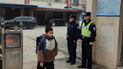 站好“护学岗” 守护平安上学路