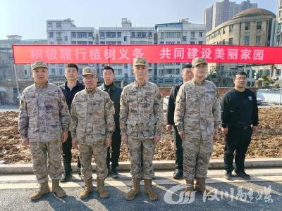 挥锹添新绿 共筑国防情——汉川市人武部开展义务植树活动