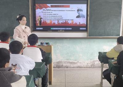 汉川回龙中心小学开展“学雷锋”主题班会活动