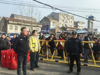 一身汗水一身冰！回龙镇村辅警的“四季护学路”