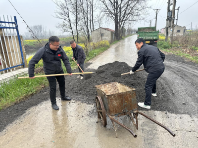 刘家隔镇：干群同心补路坑 雨天除险保平安
