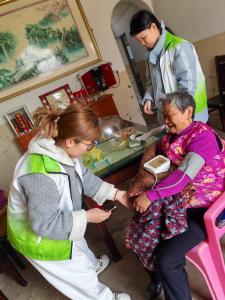 独居老人的“白衣常客”，把温暖与健康送进家门