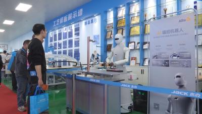 【视频】AI缝纫机与人形机器人亮相 这场服装行业沙龙“智”感十足