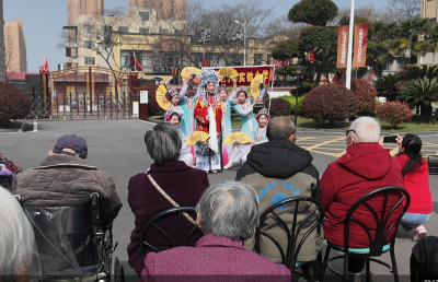 春风送暖学雷锋 红领巾情暖福利院