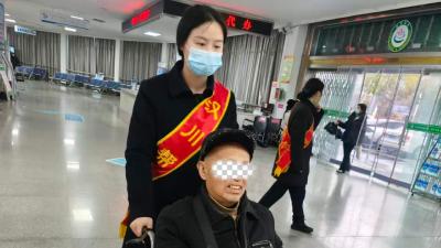 “您坐稳，我推您上楼！”汉川政务大厅这一幕被点赞