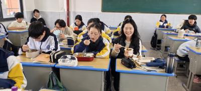 家长进学校，陪孩子吃顿“放心餐”