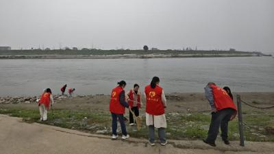 红马甲扮靓河岸！官备塘社区以志愿红守护碧水清流
