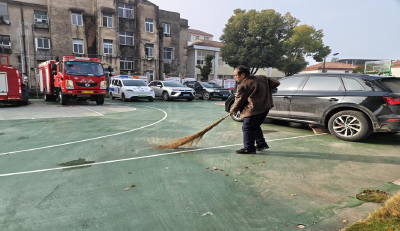 清扫环境焕新貌 凝心聚力展新风 ——刘家隔镇组织机关干部开展环境卫生大扫除活动