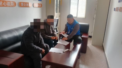 回龙镇综治中心践行“枫桥经验” 化解邻里纠纷