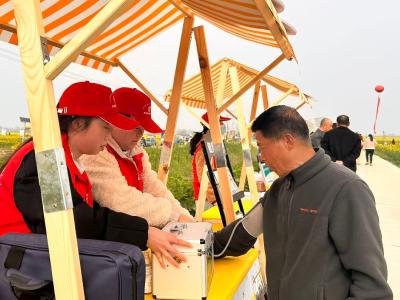 西江乡卫生院借力油菜花节开展学雷锋医疗保障活动