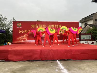 白鱼村夜晚“燃”起来：村晚、拔河、杂技，村民直呼过瘾