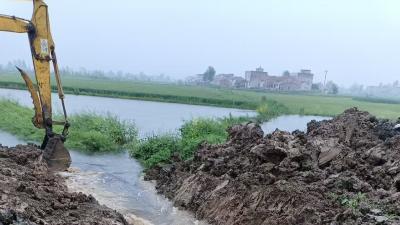 新堰镇：泵站轰鸣排积水 田间开沟保丰收
