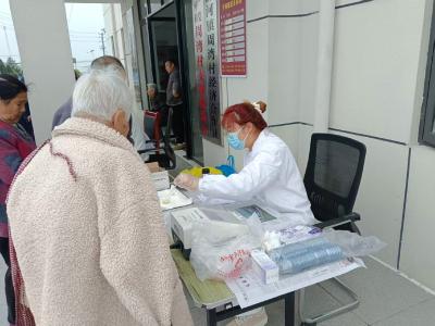 麻河镇：体检车开进村，志愿者陪在身边