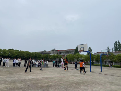 里潭中学七八年级篮球友谊赛燃动校园