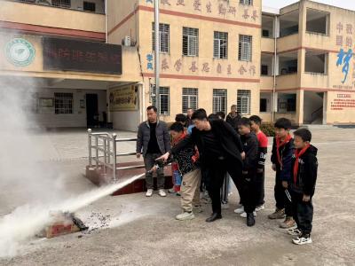 弯腰、捂鼻、快撤！杨林小学这场演练，干货满满