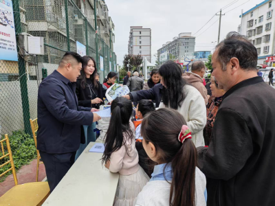 刘家隔镇：“村晚”现场送服务 社保卡认证暖民心