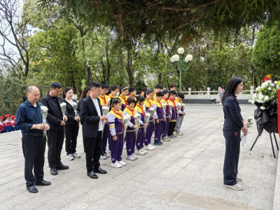 涵闸小学开展清明祭扫烈士墓活动