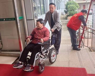 刘家隔镇暖心护航换证路