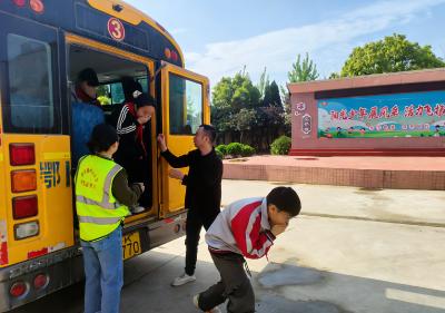 校车“起火”紧急撤离！回龙中心小学开展安全演练
