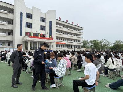 筑牢安全防线 守护青春年华