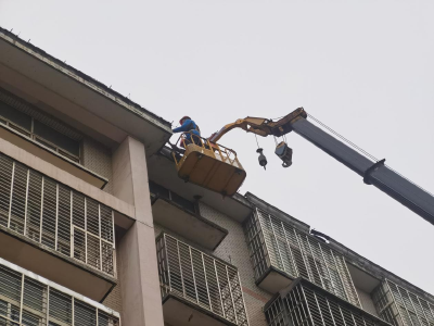 北桥社区：消除外墙安全隐患 守护居民“头顶安全”