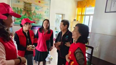 子女不在身边，但社区这群人来了……
