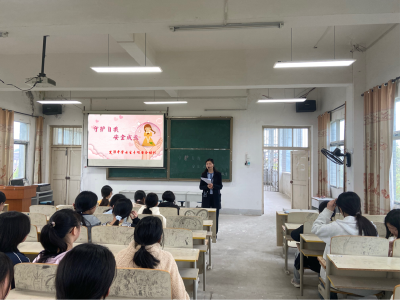 里潭中学召开女生专项安全会议