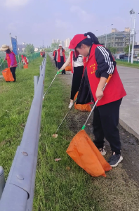 “志愿红”护汉江 涵闸社区为汉江徒步活动暖心护航