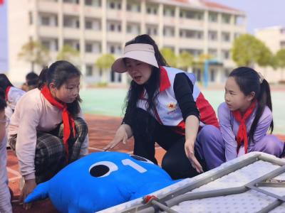 汉川红十字会送课来  “儿童急救官”学真招