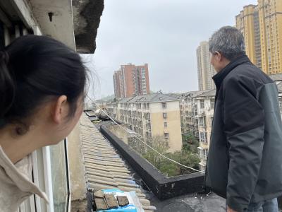 暴雨狂风致楼顶水箱移位 汉川社区紧急处置除隐患