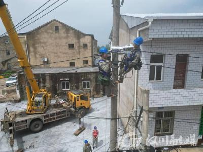 高效迁杆助民生 电力护航出行路