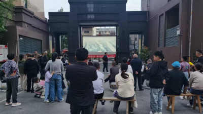 露天电影进小区 邻里温情聚人心