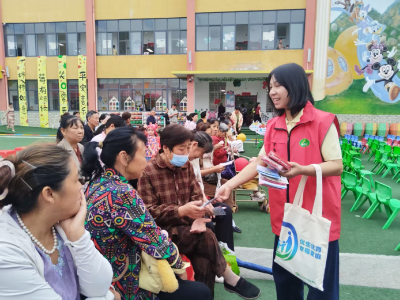 新堰镇开展5·29计生协会会员日宣传活动 