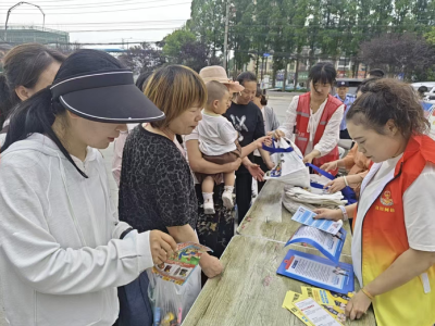 民警讲毒品、社工教辨识  开发区的这场联合宣传把安全知识送到商圈