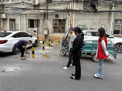 及时拆除私装栏杆 守护小区出行安全